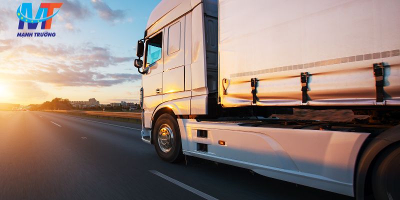 So với các phương thức vận chuyển khác như container hoặc tàu hỏa, xe tải 10 tấn có chi phí thấp hơn, đồng thời vẫn đáp ứng được nhu cầu vận chuyển nhanh chóng và hiệu quả.