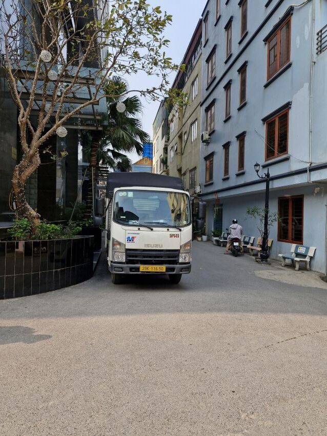 Chúng tôi hoạt động 24/7, sẵn sàng phục vụ bất kỳ khi nào bạn cần. Dịch vụ linh hoạt, từ vận chuyển trong ngày đến thuê xe dài hạn cho các công trình lớn.