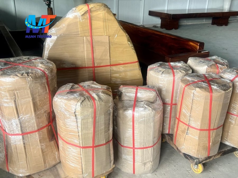Hỏi ý kiến từ bạn bè, đồng nghiệp đã từng sử dụng dịch vụ chuyển nhà trọn gói Hà Nội là cách hiệu quả để tìm đơn vị đáng tin cậy. Những chia sẻ thực tế sẽ giúp bạn tránh được các công ty thiếu uy tín.
