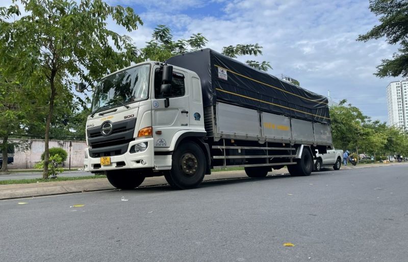 Xe tải 10 tấn phù hợp để vận chuyển các loại hàng hóa nặng, cồng kềnh như vật liệu xây dựng, máy móc, hoặc hàng hóa tiêu dùng.