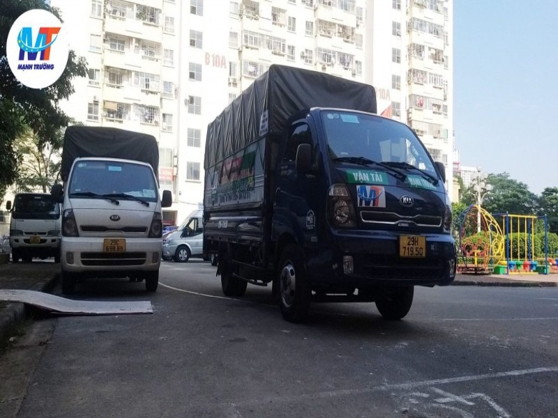 Xe tải 5 tạ có kích thước nhỏ gọn, dễ dàng chuyển đổi trong các tuyến đường đông đúc, ngõ hẻm nhỏ tại Hà Nội. Không có những loại xe này phù hợp cho nhiều mục đích như: