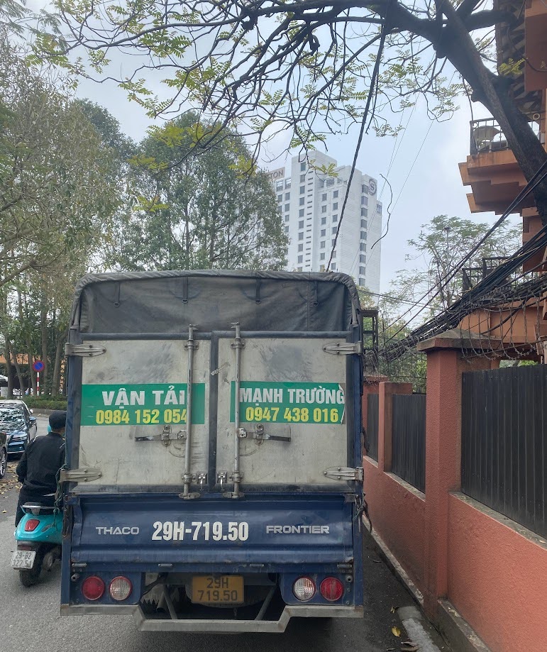 Bạn đang tìm kiếm một dịch vụ thuê xe tải vận chuyển đồ đạc Hà Nội uy tín, chuyên nghiệp và giá cả hợp lý? Mạnh Trường tự hào là đơn vị hàng đầu cung cấp dịch vụ vận chuyển đồ đạc, chuyển nhà, chuyển văn phòng tại Hà Nội.