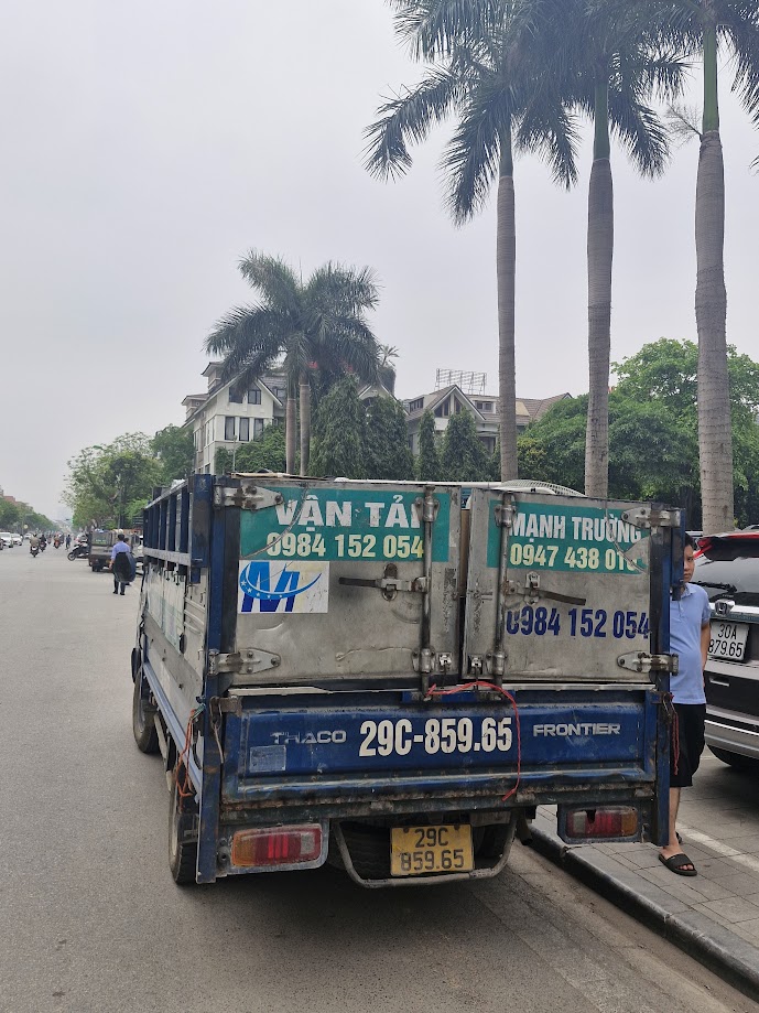 Bạn đang tìm kiếm dịch vụ thuê xe tải có bốc xếp Hà Nội uy tín, chuyên nghiệp? Mạnh Trường cung cấp giải pháp vận chuyển hàng hóa toàn diện, từ xe tải đa dạng kích cỡ đến đội ngũ bốc xếp tận tâm, giúp bạn tiết kiệm thời gian và chi phí.