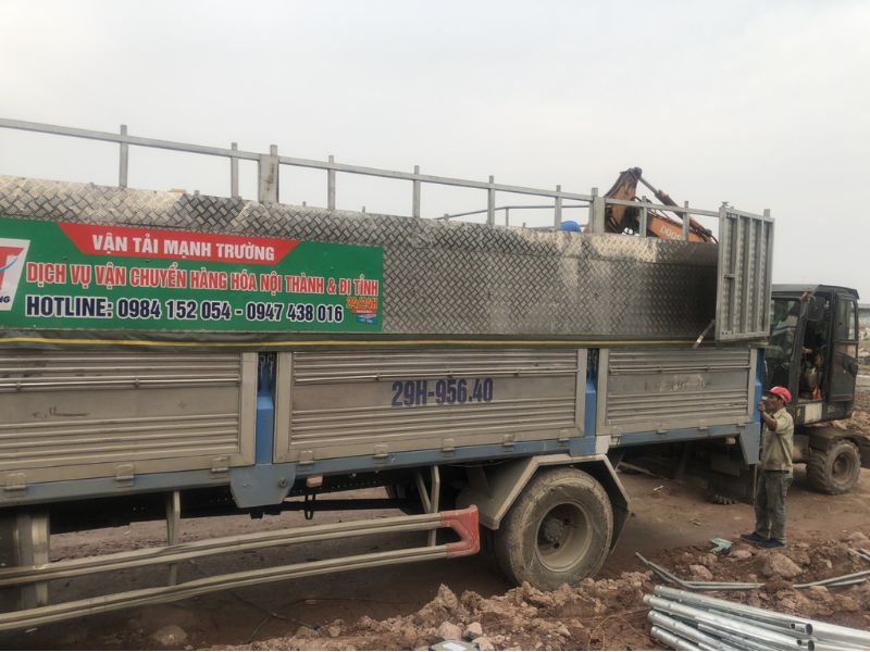 xe tải trọng lớn chở hàng công trình