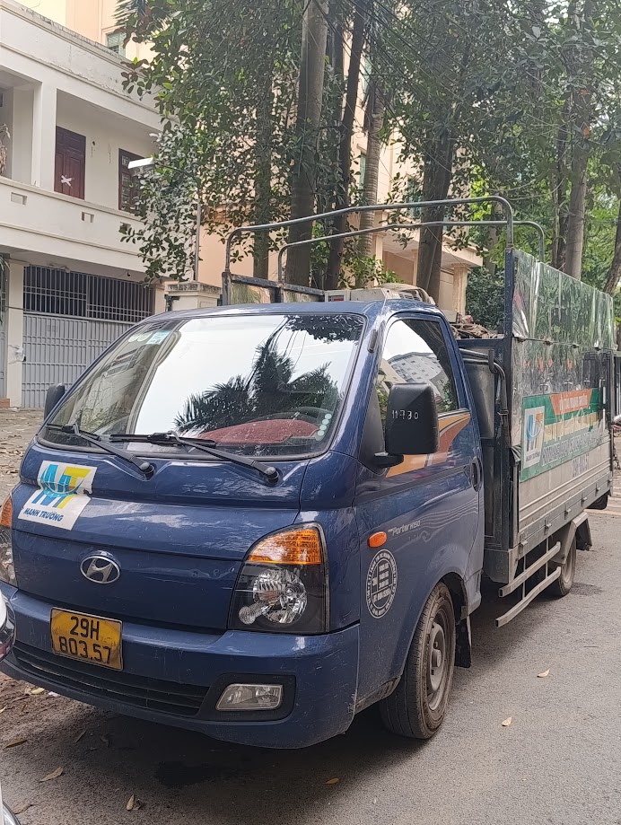 Quận Ba Đình là một trong những quận trung tâm sầm uất nhất của thủ đô Hà Nội, với mật độ dân cư cao, nhiều chung cư, văn phòng, cửa hàng và nhà riêng.